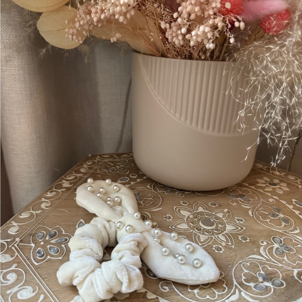 Lele Sadoughi Cream Pearl-Embellished Hair Scrunchie